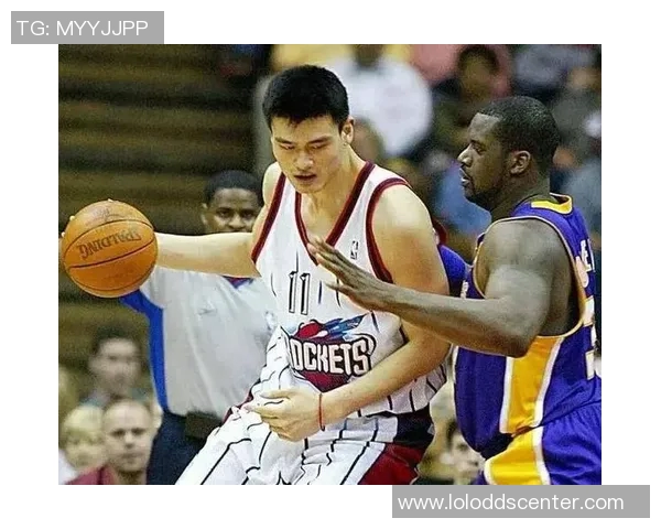 姚明在会议上分享幽默故事引发全场欢笑的趣事回顾