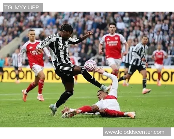 中超激战多特蒙德逆转阿森纳帽子戏法引发争议判罚全场沸腾 中超激战多特蒙德逆转阿森纳帽子戏法引发争议判罚全场沸腾