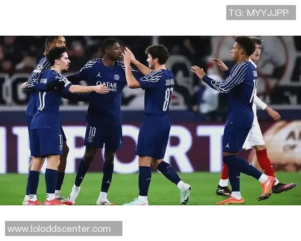 英超焦点战曼城与巴黎圣日耳曼0比0平局乌龙球瞬间引发全场热议 英超焦点战曼城与巴黎圣日耳曼0比0平局乌龙球瞬间引发全场热议